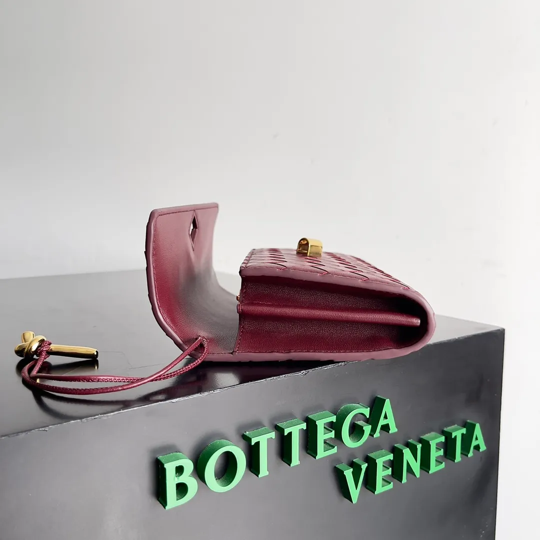 Batch 1160 BV Andiamo clutch wallet is super high-end🤎🤎How come the long clutch bag is so exquisite~ The braided style bag surface paired with all-copper hardware is really warm and high-end. The bag body is super light and can be grabbed easily! It can store a lot of small items and large mobile phones ~ very practical for daily use. Style number: 741504 Size: 19*11.5*3